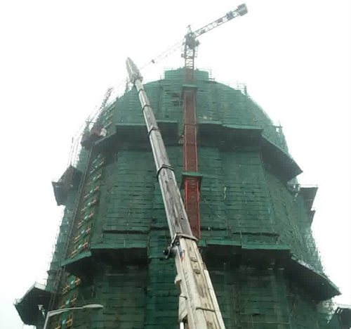 宜昌吊车在工地上作业